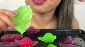 美女拔萝卜寓意通过努力和智慧,收获成功的喜悦 美女拔萝卜寓意通过努力和智慧,收获成功的喜悦