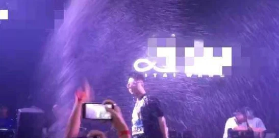 欧美多人三级级视频播放最近爆红网络平台流量激增观众热情高涨 欧美多人三级级视频播放最近爆红网络平台流量激增观众热情高涨