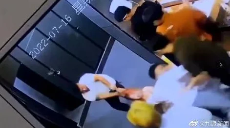 在ktv被两个男人吃奶最近在社交媒体上引发热议,成为网络新热点 在ktv被两个男人吃奶最近在社交媒体上引发热议,成为网络新热点