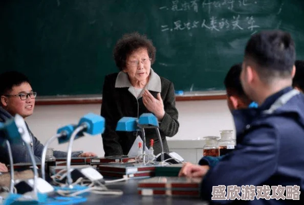 老校工玩的王琼老师是哪个班此标题指的是一位名叫王琼的老师在学校工作多年，与老校工有交集的故事