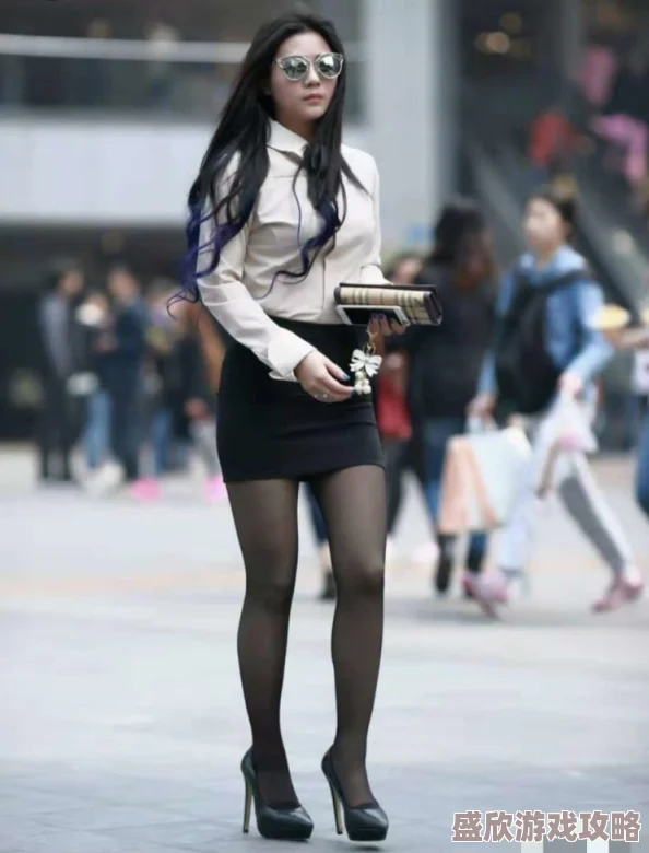 黑丝美女被艹最近在社交媒体上引发热议，成为网络红人