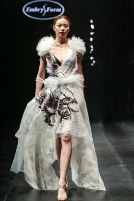 法国女人做爰视频近日，巴黎时装周上展示了多款前卫的内衣设计