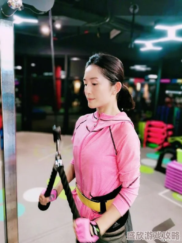 张开腿使劲桶白丝袜美女最近在健身房练出了马甲线